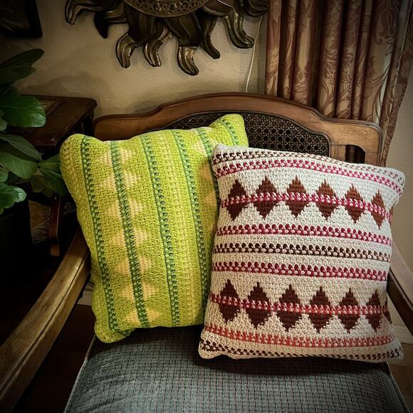 VTG 70s Hand Crochet Accent Pillow Double Sided Green Red Geometric Set Of 2 - Picture 1 of 10